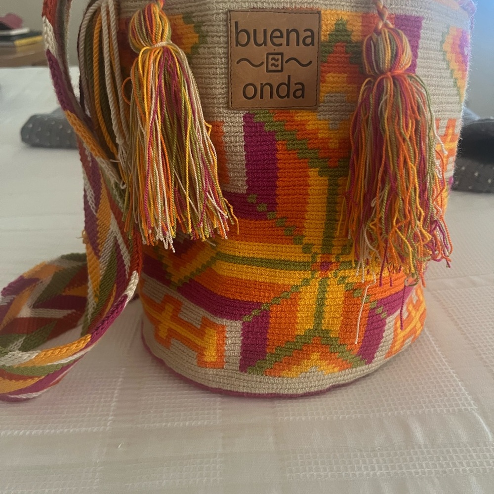 Hand-woven Buena Onda Cross Body Bucket Bag